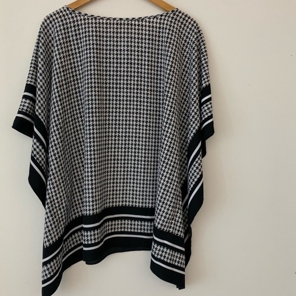 Michael Kors Houndstooth Black And White Poncho - Picture 2 of 2